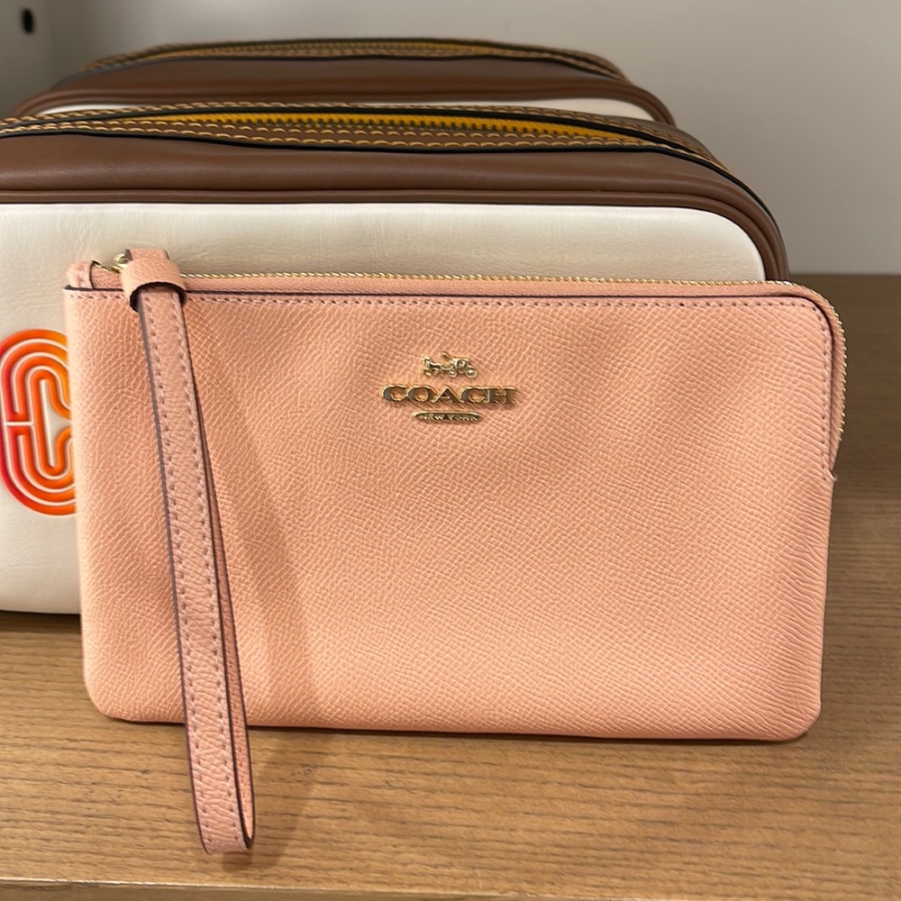 Coach Large Corner Zip Wristlet
IM/Faded Blush